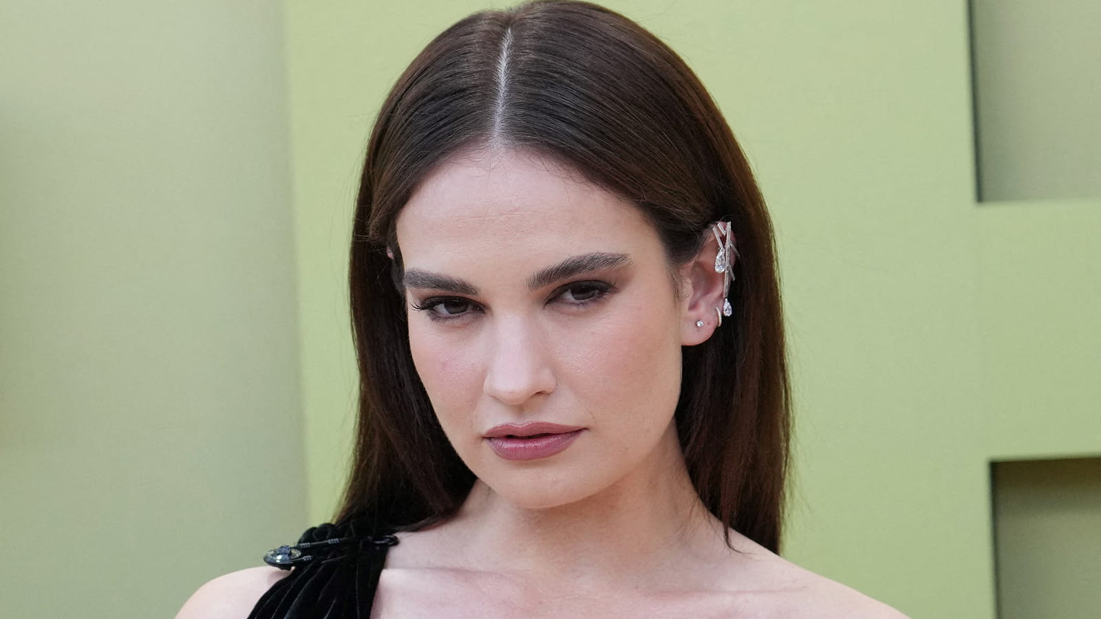 Lily James, brune