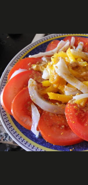 Salade poivrons et seiches grill&eacute;s sur lit de tomates