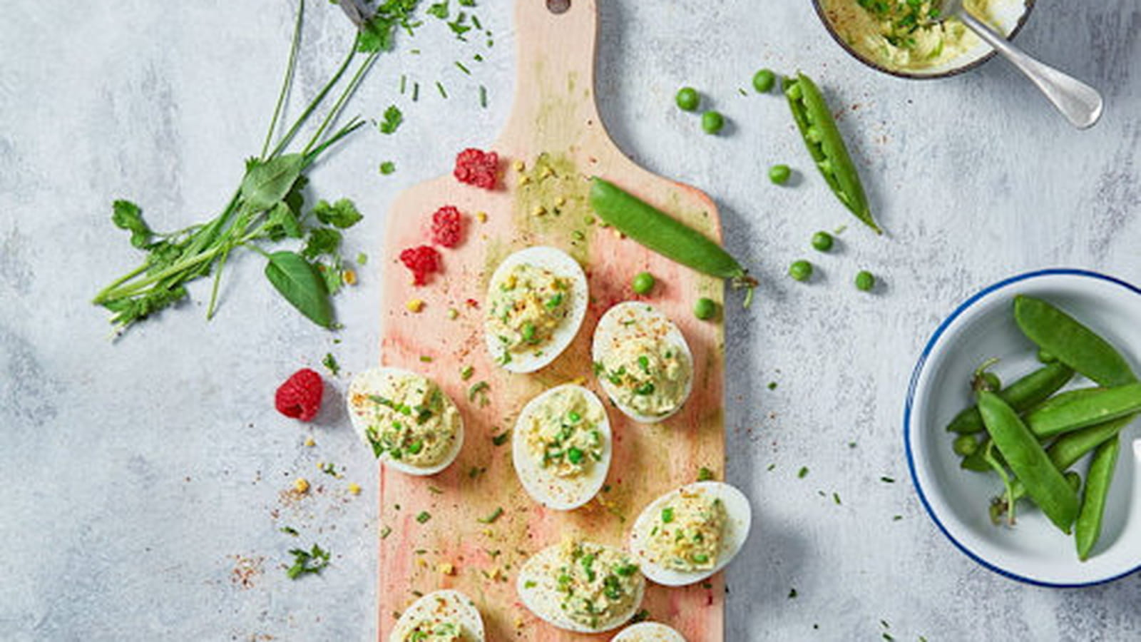 Entrée : Œufs mimosa au St Môret® Léger et petits pois
