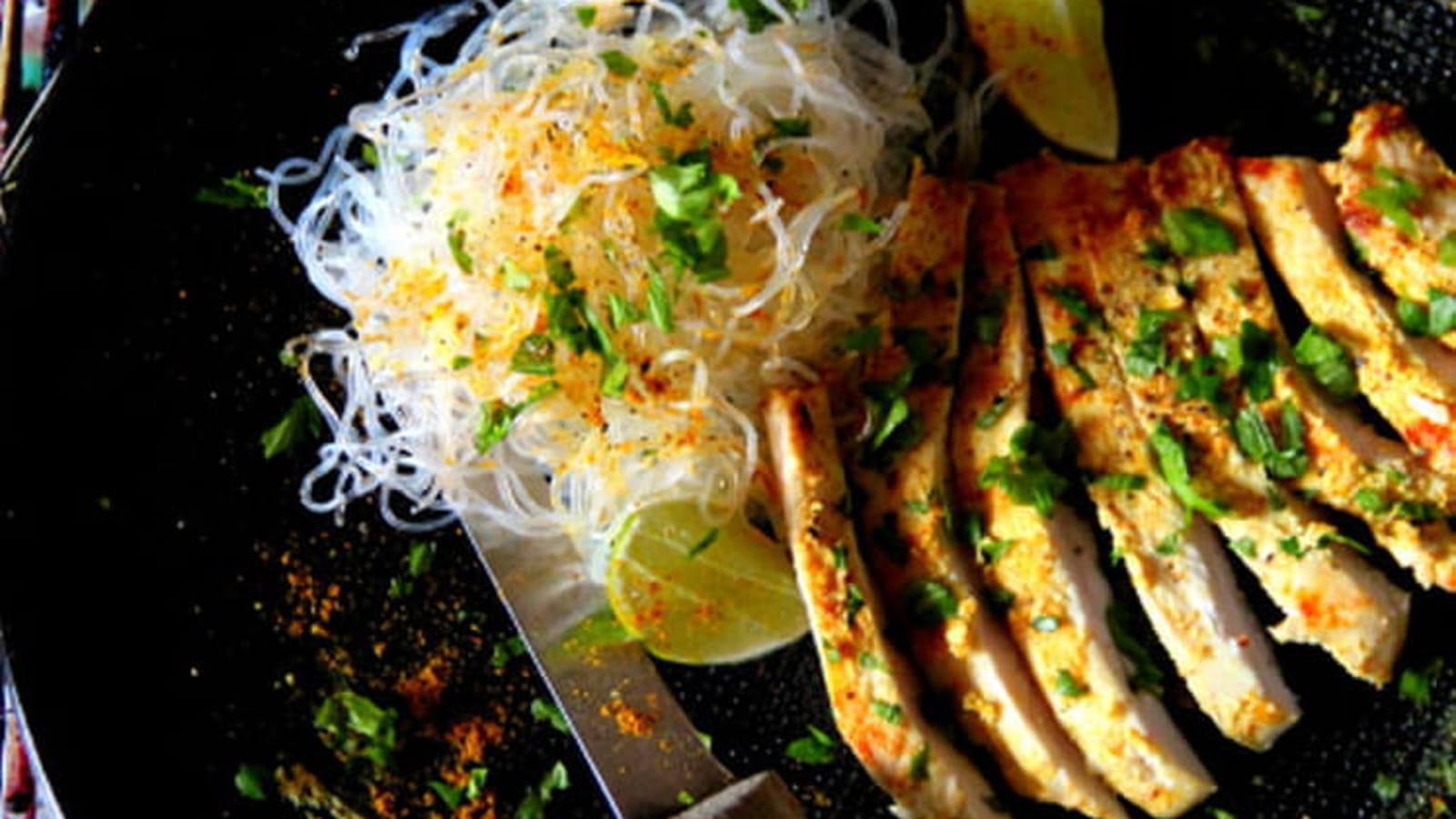 Escalope de dinde marinée à l’indienne, nouilles de soja