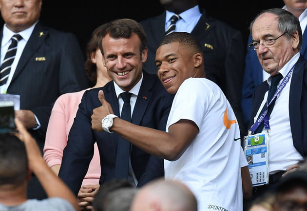 Emmanuel Macron tout sourire avec Kylian Mbappé