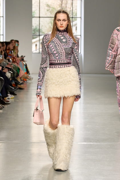 Jupe en fausse fourrure et top &agrave; fleurs aper&ccedil;us sur le d&eacute;fil&eacute; Leonard