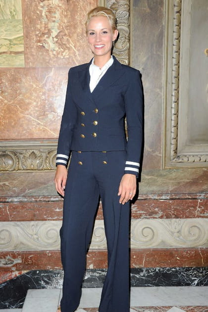 Élodie Gossuin en ensemble de marin bleu