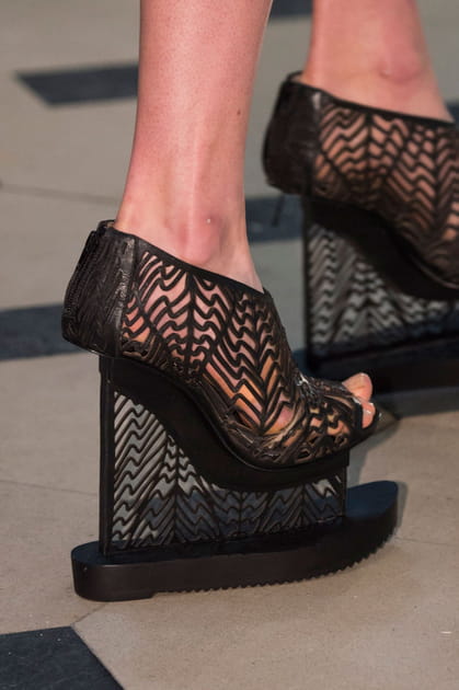 Les chaussures &agrave; plateforme du d&eacute;fil&eacute; Iris Van Herpen