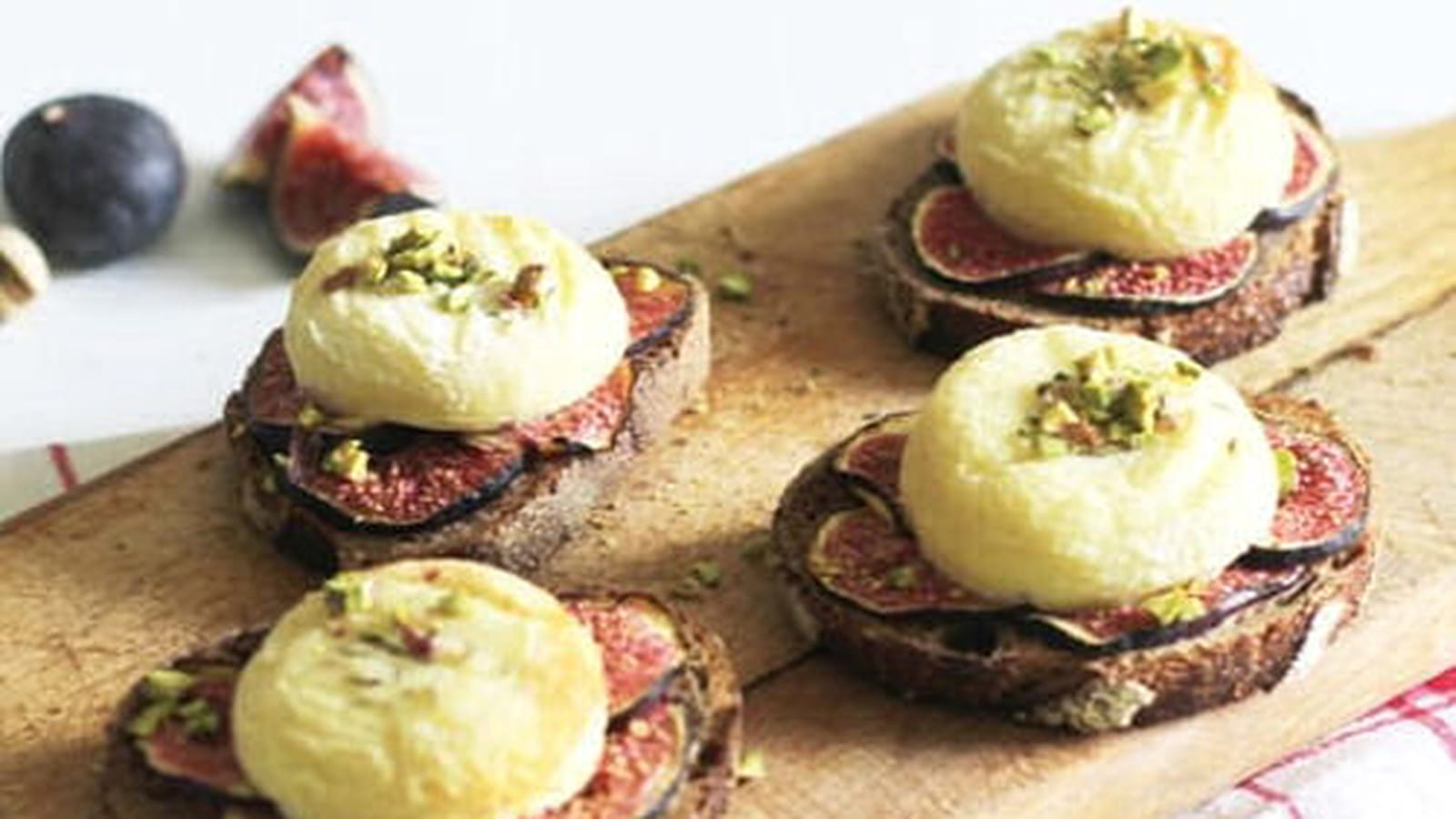 Tartines de crottin de chèvre sur un lit de figues