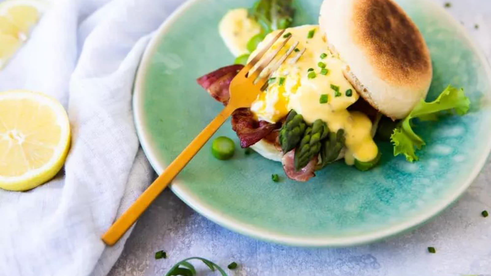 Oeufs Bénédicte asperges, bacon et moutarde à l'estragon