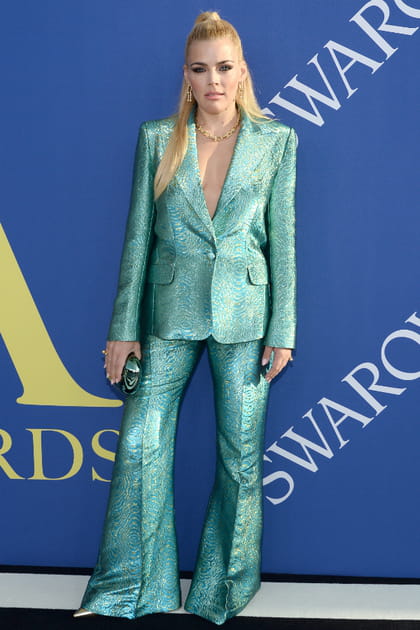Busy Philipps en costume lam&eacute; &agrave; paillettes