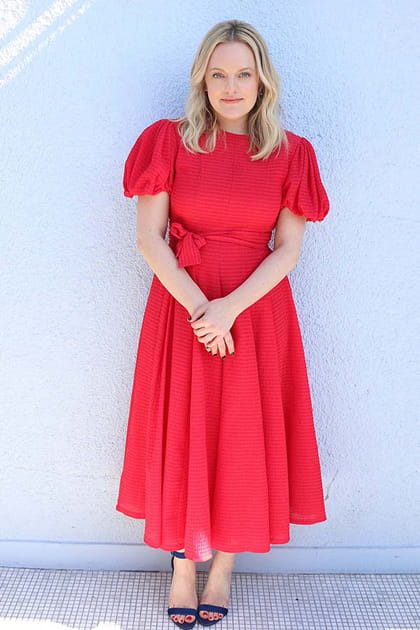 Elisabeth Moss en robe rose framboise