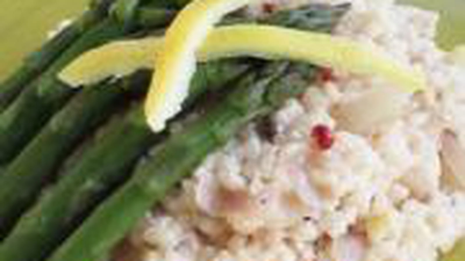 Risotto crémeux à la ricotta, aux pointes d'asperges vertes, citron confit et baies roses