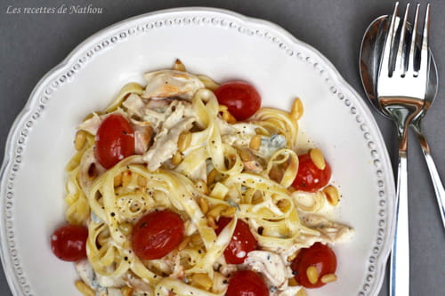 Tagliatelles au poulet, sauce crémeuse au gorgonzola, pignons de pin et tomates cerise poêlées