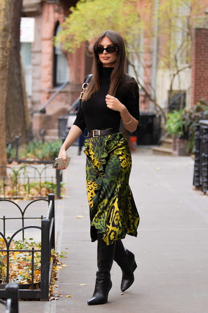 Emily Ratajkowski en jupe à imprimé vert et jaune et sac à main porté épaule Dior