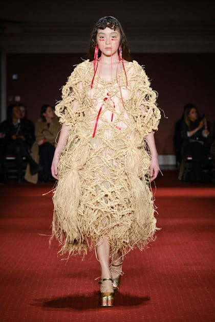 Robe ajour&eacute;e couleur paille aper&ccedil;ue sur le d&eacute;fil&eacute; Simone Rocha