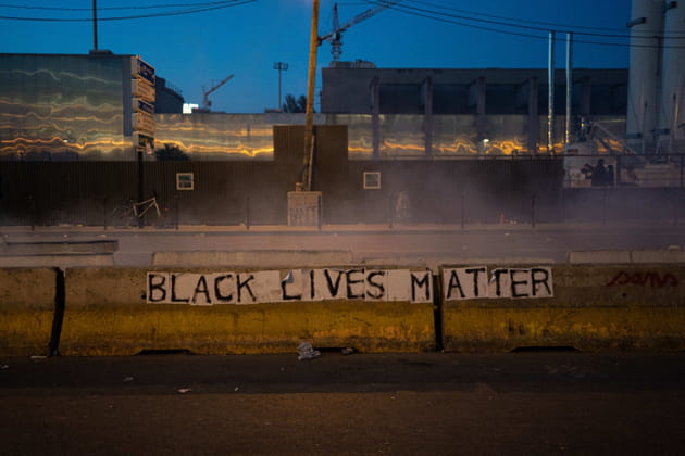 Le credo am&eacute;ricain "Les vies des noirs comptent" est aussi placard&eacute; sur les murs de Paris