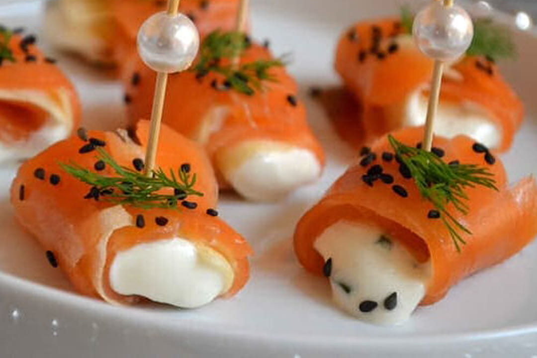 Roulades de saumon fumé, pomme et fromage frais
