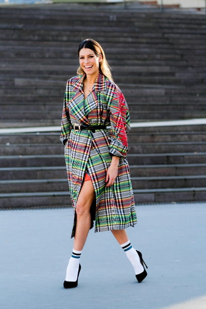 Laury Thilleman en manteau multicolore à carreaux et escarpins noirs