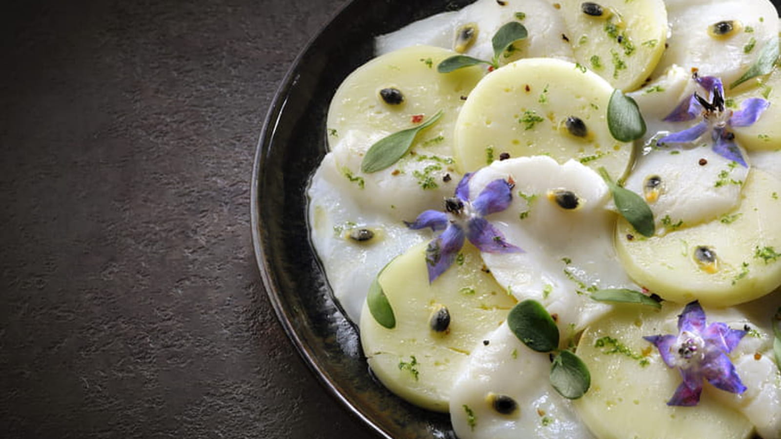 Carpaccio de st jacques, fromage abondance et fruit de la passion