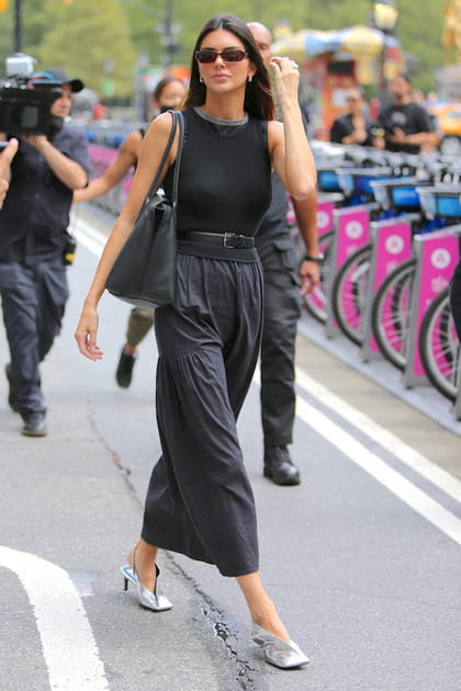 Kendall Jenner en jupe longue noire et d&eacute;bardeur
