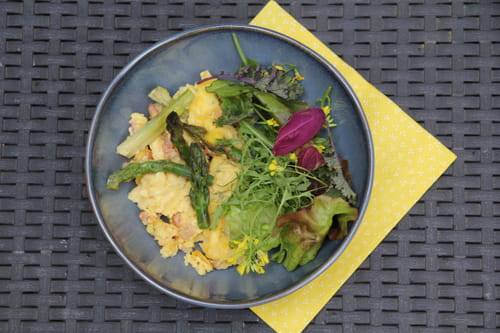 Œufs brouillés aux asperges et crevettes