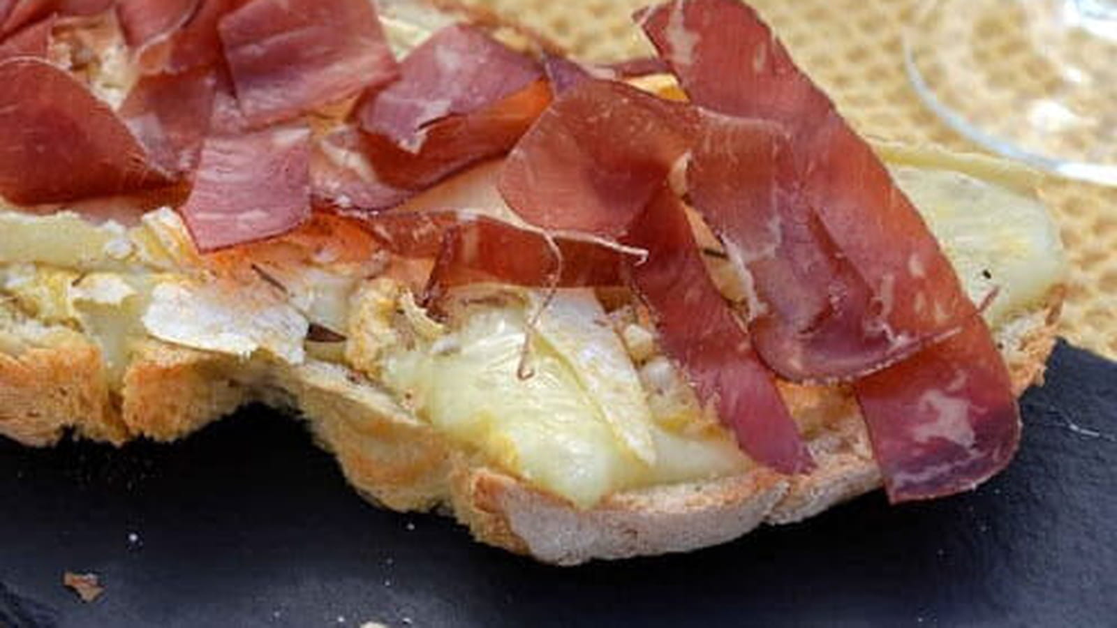Bruschetta au Reblochon, huile citronnée, noix et jambon