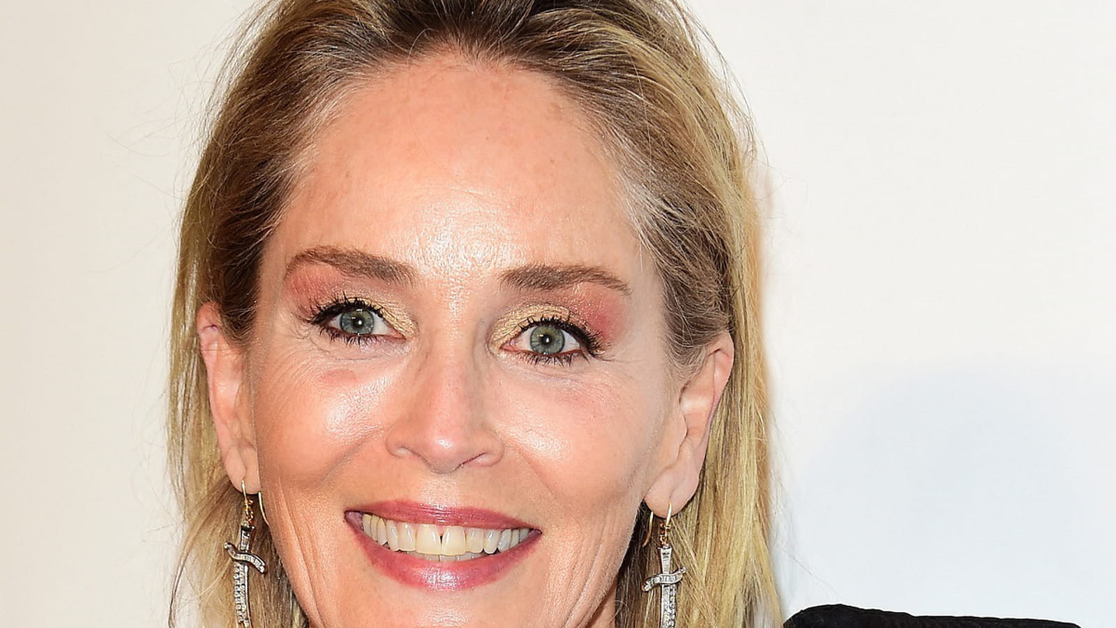 Les paupières roses et dorées de Sharon Stone