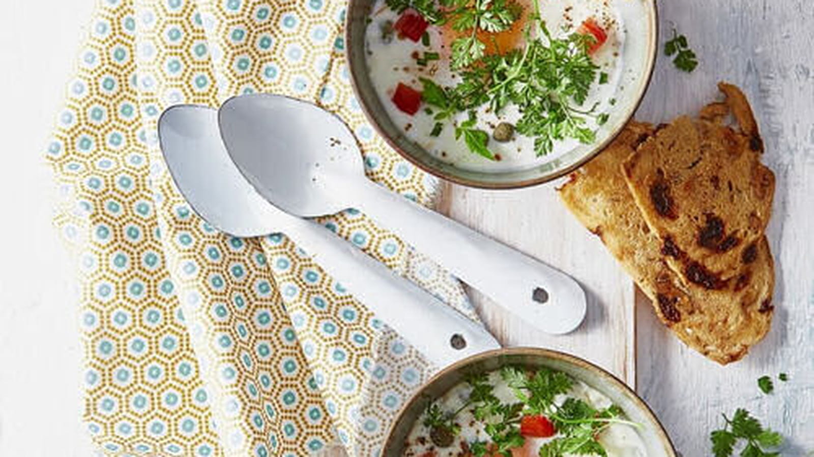 Oeufs cocotte à la crème fraîche Chavroux, tomates confites et câpres aux herbes
