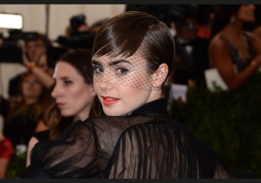Lily Collins, somptueuse avec sa frange plaqu&eacute;e au gel