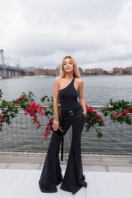 Rita Ora en pantalon flare et T-shirt noir au d&eacute;fil&eacute; Michael Kors printemps-&eacute;t&eacute; 2024