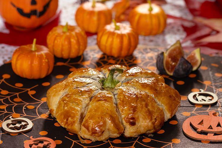 Citrouille d'Halloween feuilletée au camembert, noix et figues