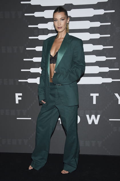 Bella Hadid en ensemble vert et soutien-gorge noir en dentelle