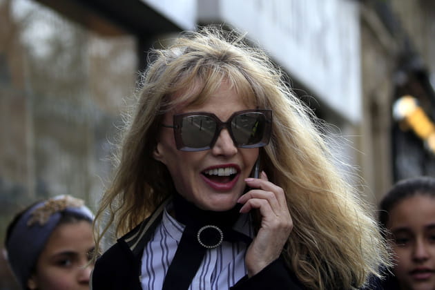Arielle Dombasle joue les starlettes dans les rues de Paris
