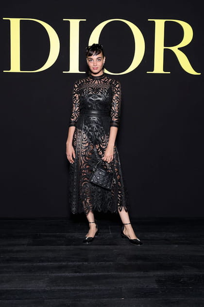 Souheila Yacoub en robe en dentelle noire au défilé Dior printemps-été 2024