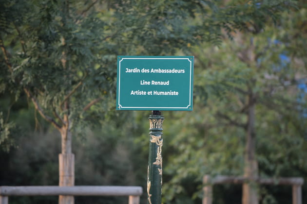 Plaque du jardin Line Renaud à Paris dans le chic 8e arrondissement