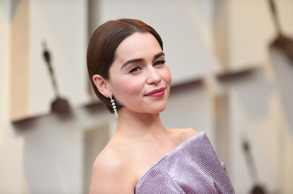 Le carr&eacute; liss&eacute; vers l'arri&egrave;re d'Emilia Clarke