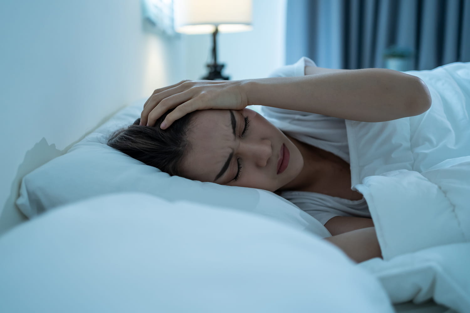 Un neurologue alerte : ce symptôme avant de dormir annonce un AVC dans la nuit