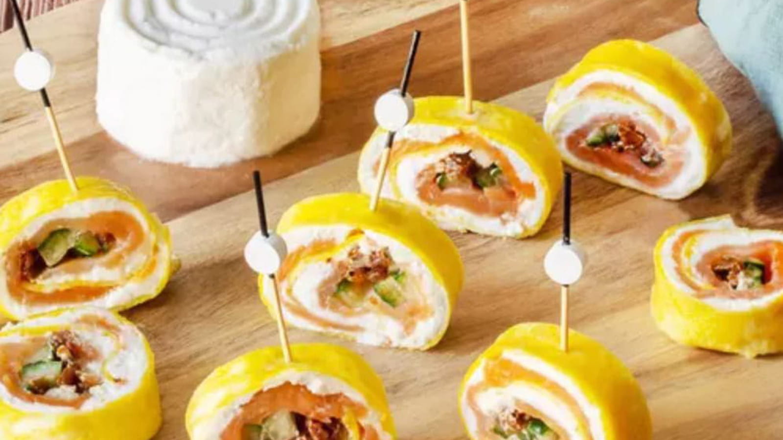 Mini wraps d'omelette au chèvre frais et au saumon fumé