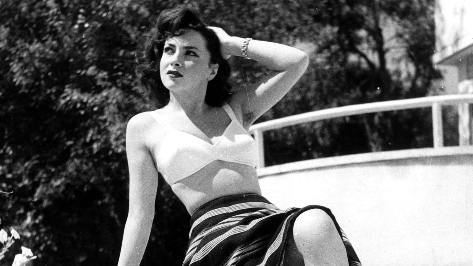 Gina Lollobrigida prend la pose sous un soleil éclatant en 1947