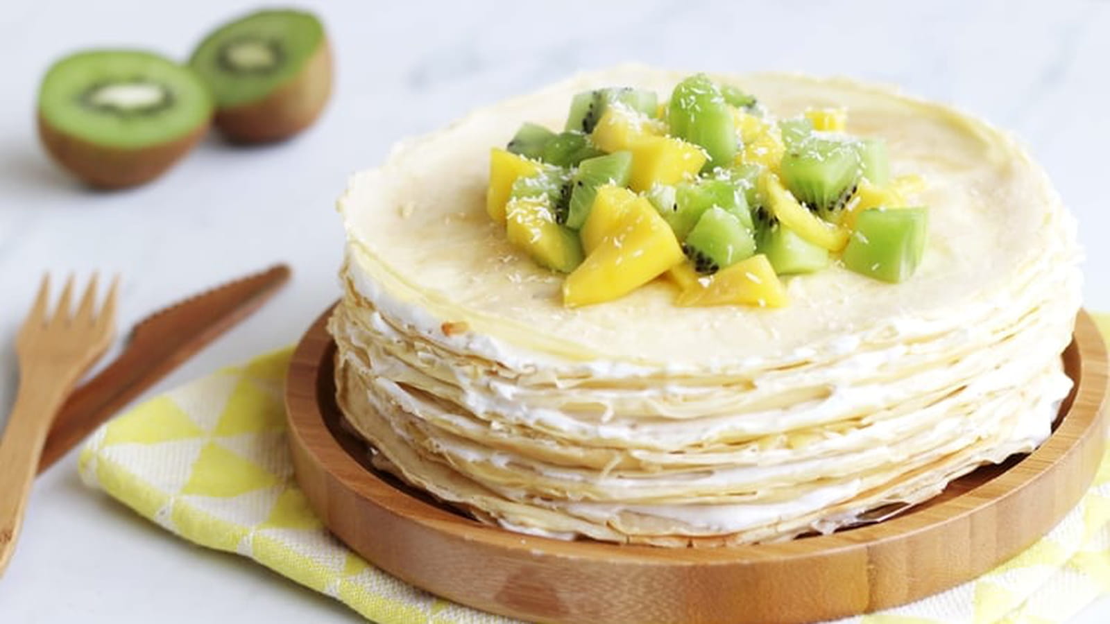 Gâteau de crêpes à la noix de coco, mangue et kiwi
