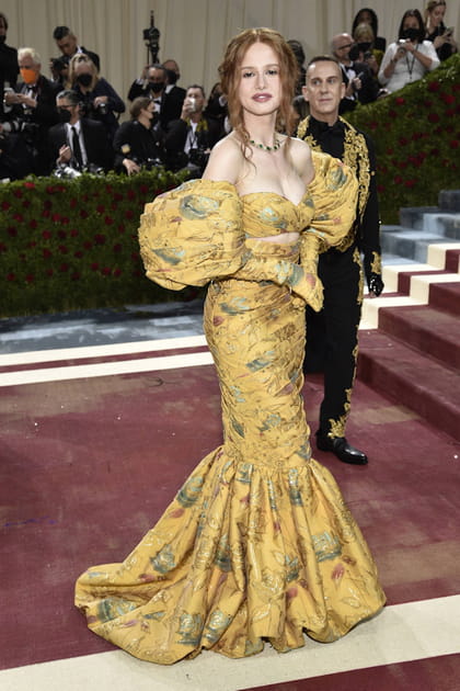 Madelaine Petsch en Moschino