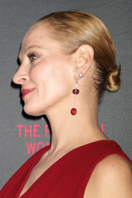 Le mini chignon bas de Uma Thurman