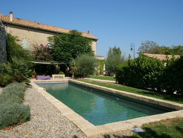 Une piscine bien entourée