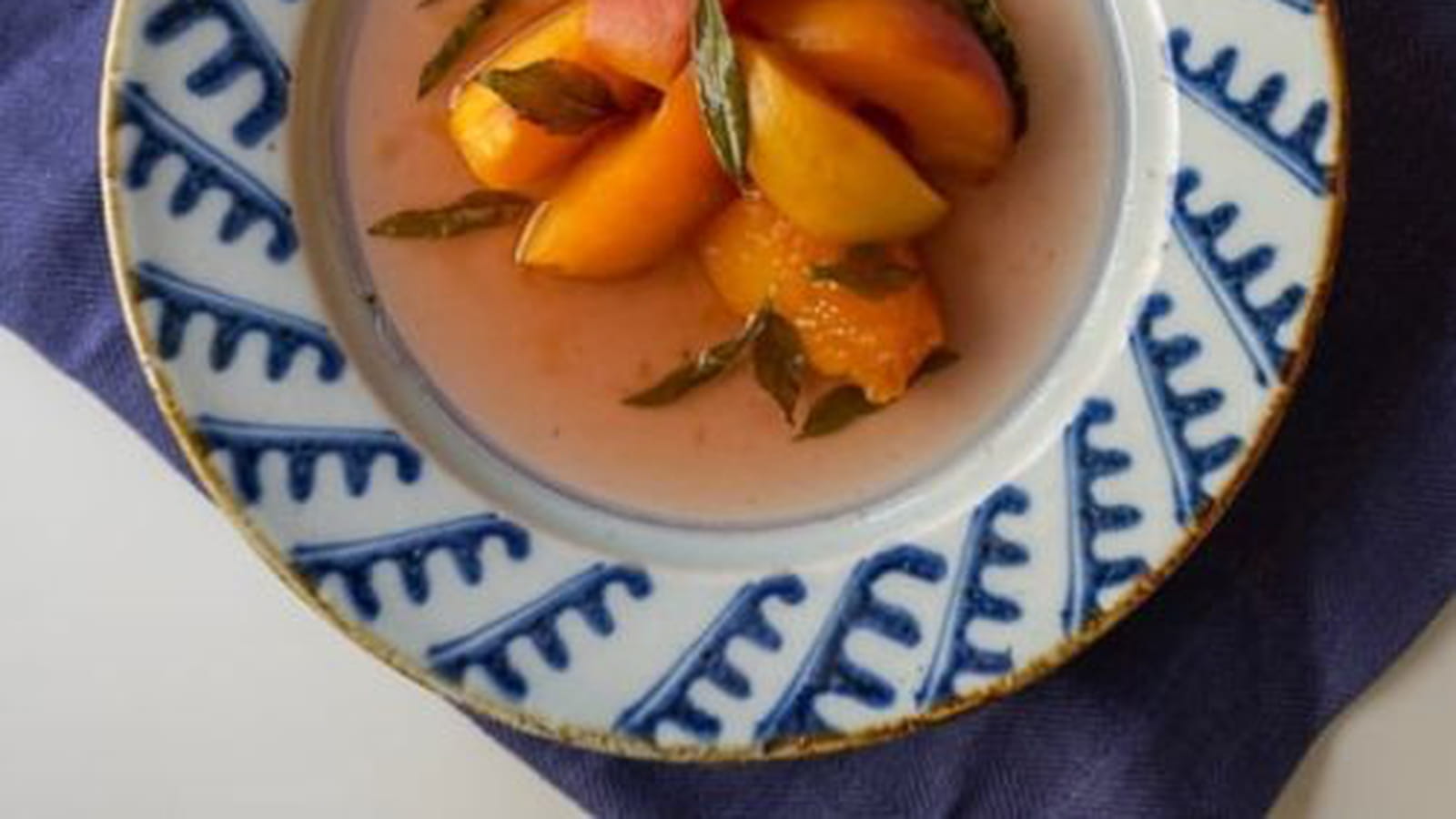 Soupe de pêches parfumée à la verveine