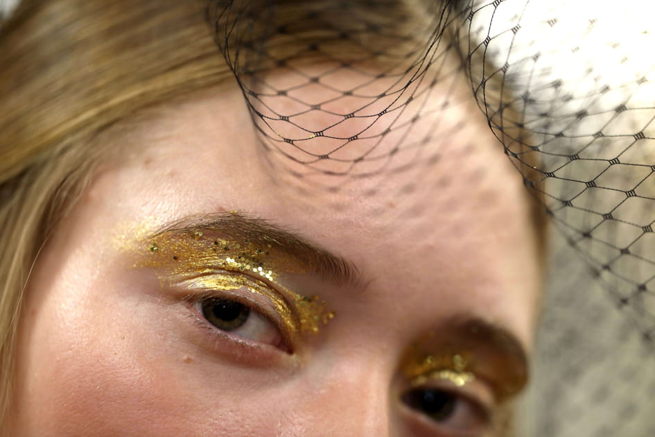 Les paillettes dor&eacute;es sur les yeux