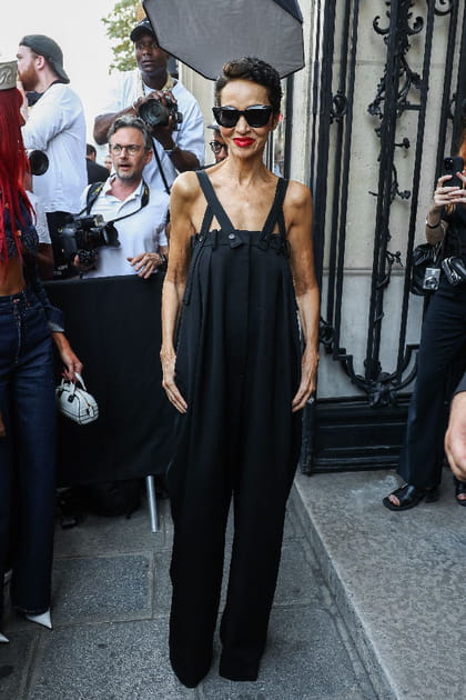 Farida Khelfa en salopette XXL noire