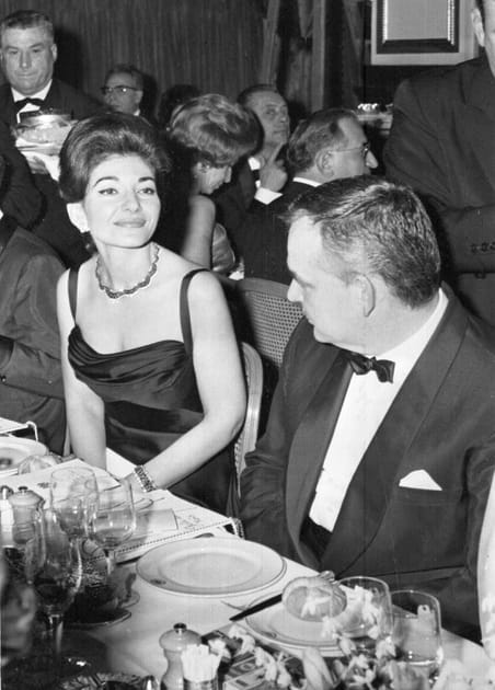 Attabl&eacute;e avec le prince Rainier de Monaco