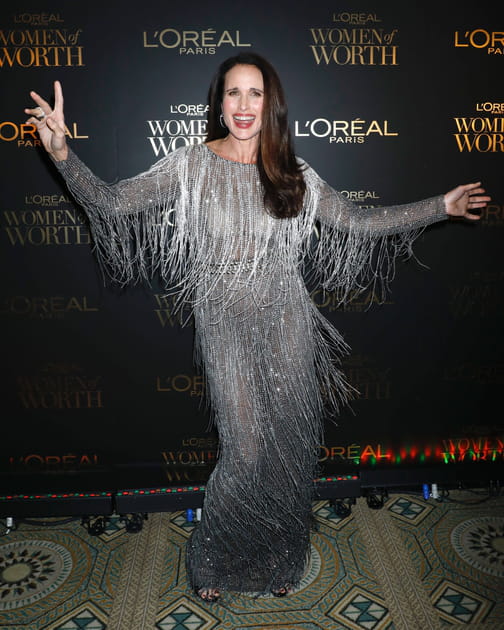 Andie MacDowell fait la danse de la joie