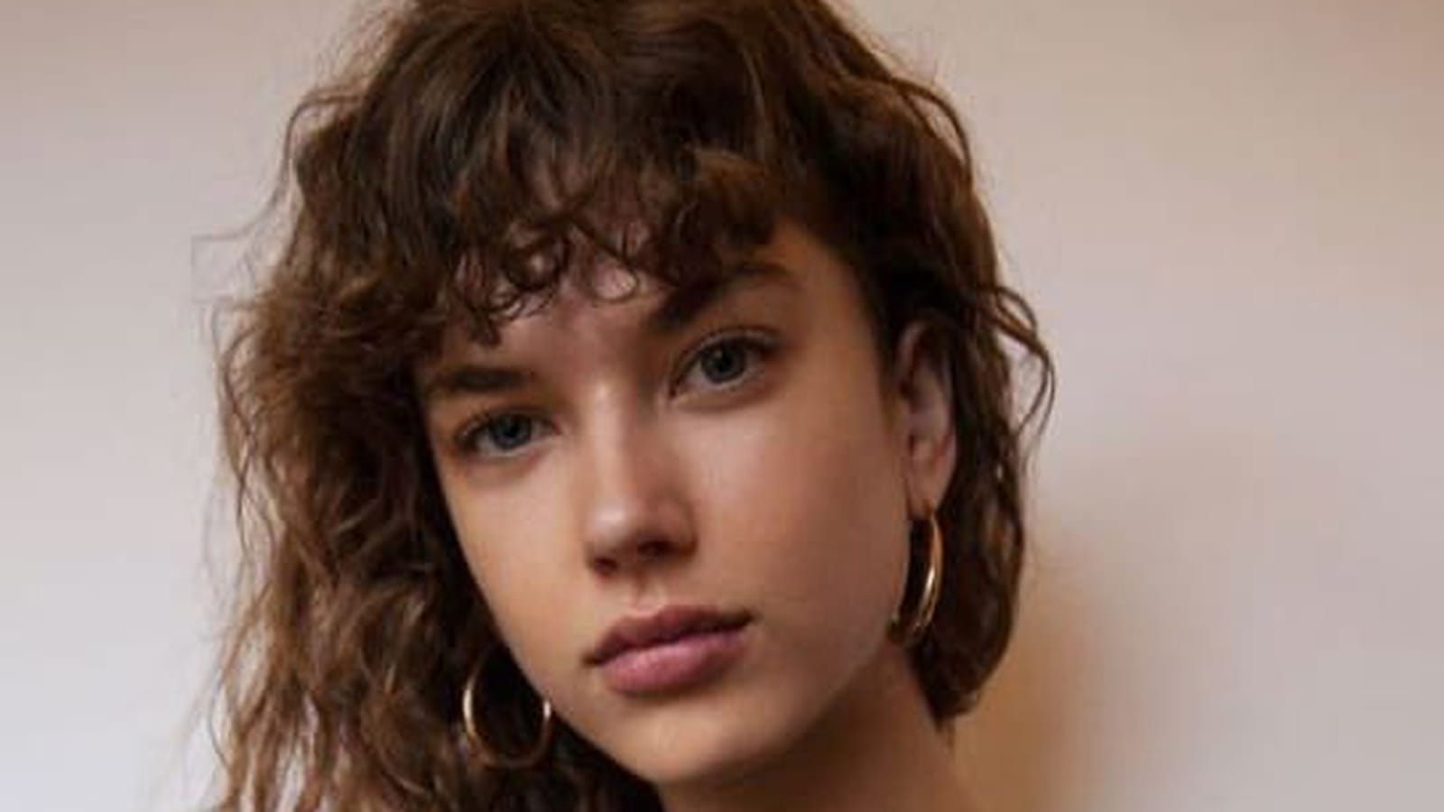 Frange bouclée et cheveux bouclés