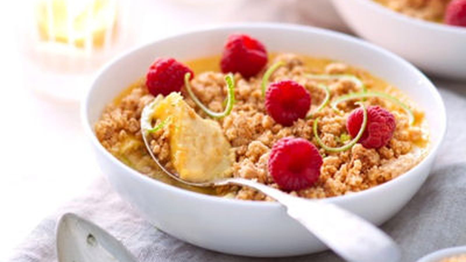 Crème citron vert, framboise et crumble amande