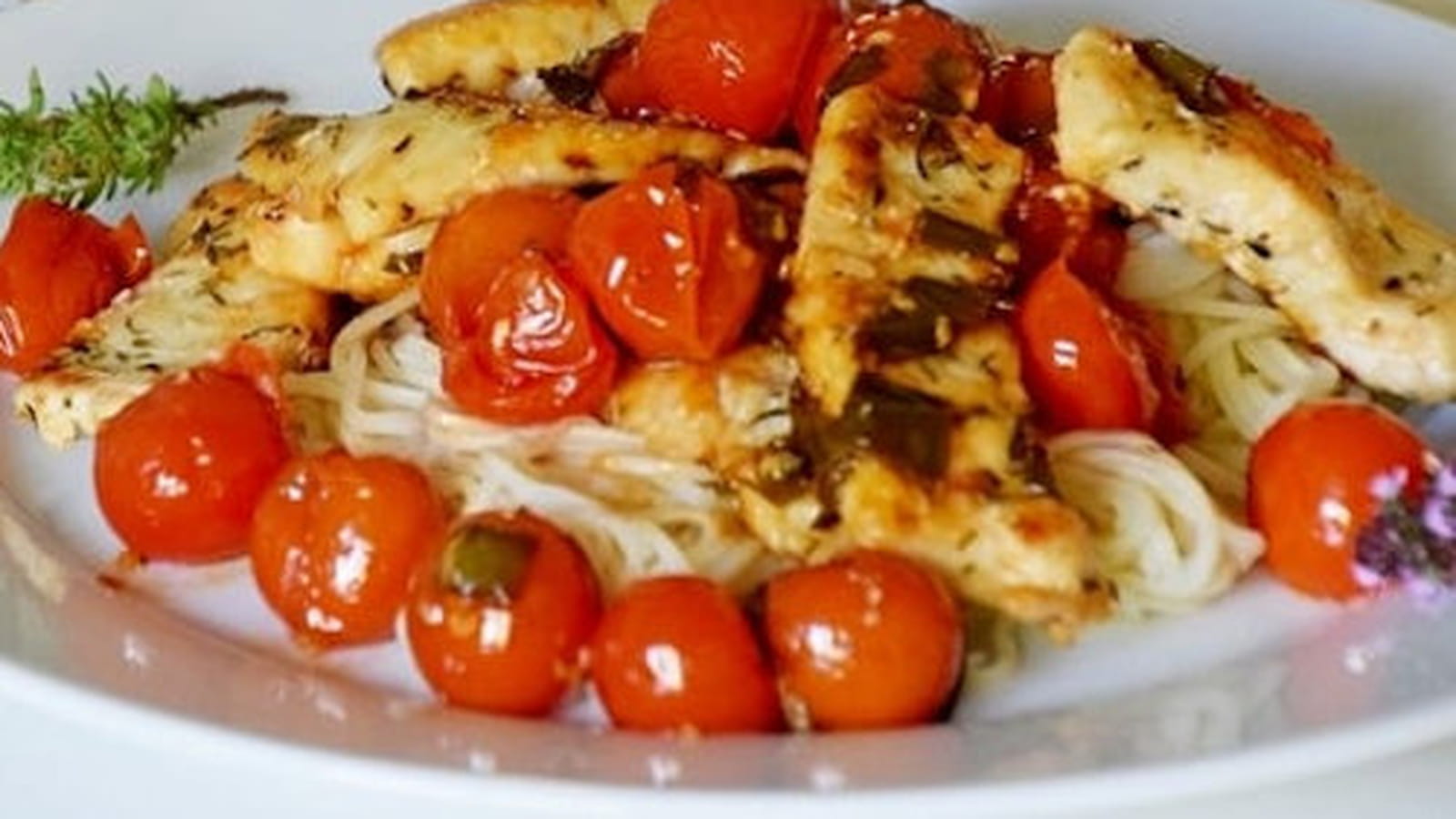 Escalope de poulet au citron et tomates cerises