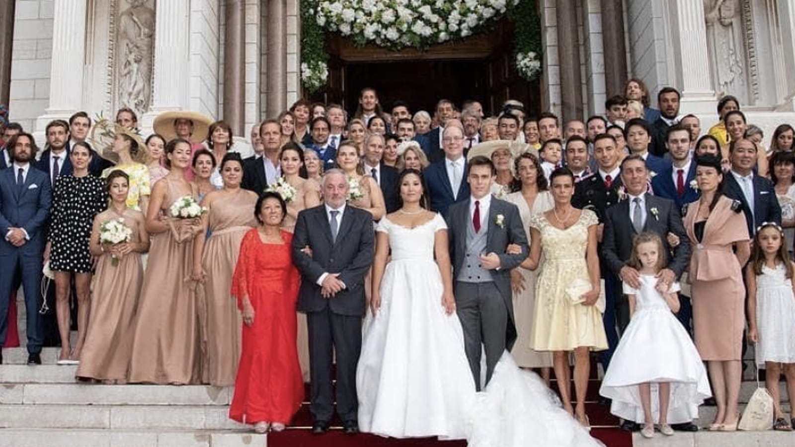 Les convives devant la cathédrale