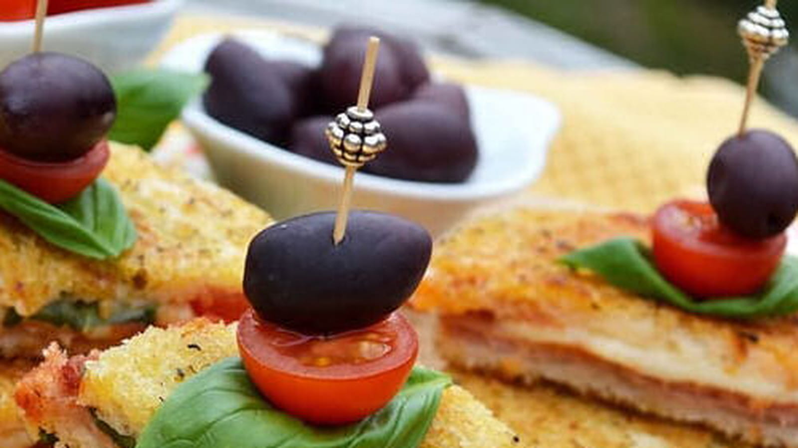 Croques apéritifs au jambon, mozzarella, tomates cerise, basilic et origan